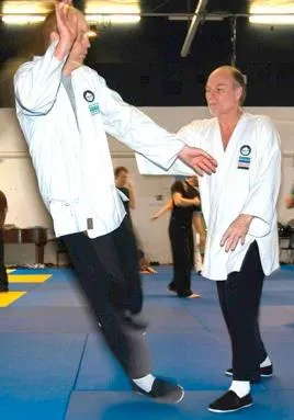 Träning i en dojo, Peter Ralston rubbar en elevs balans utan synlig kraft.